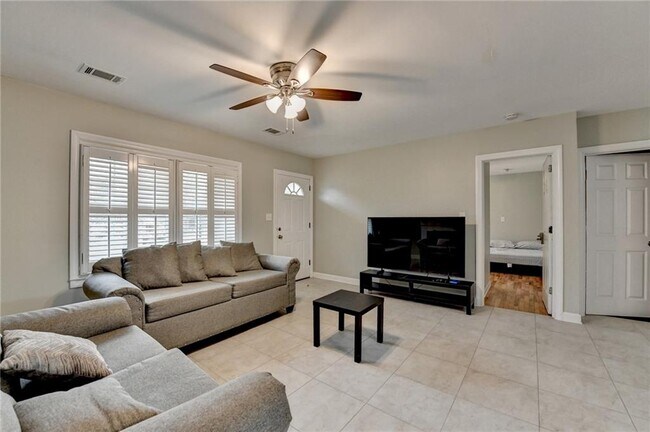 Building Photo - 8 Highland Ln