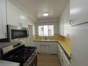 Building Photo - 1059-1059 S Genesee Ave