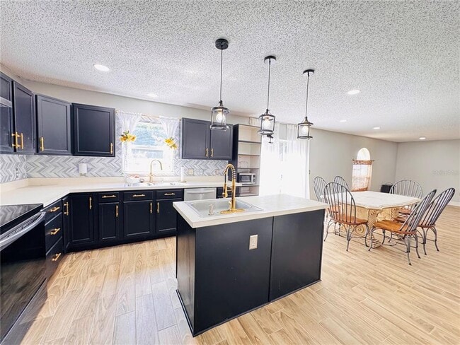 Building Photo - 2050 Corner Glen Dr