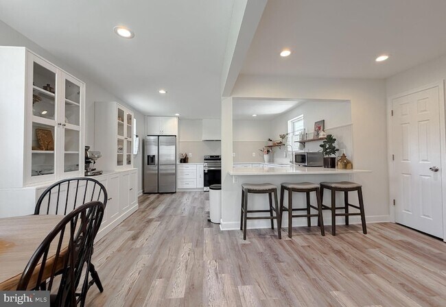 Building Photo - 4985 Solomons Island Rd