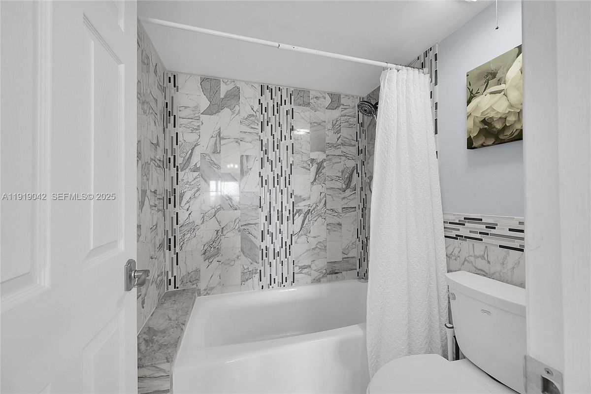 Building Photo - 3200 Port Royale Dr N