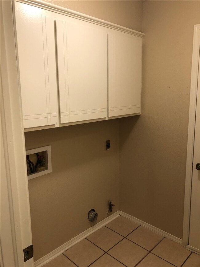 Building Photo - 1405 SE Hillcrest Ave