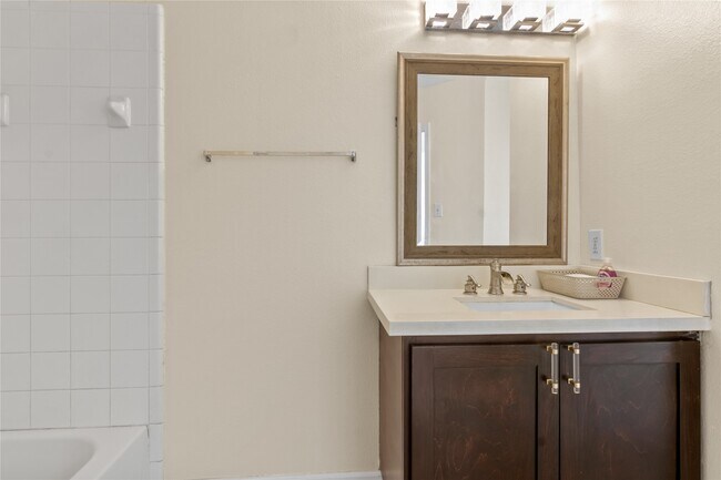Building Photo - 5815 Clerkenwell Dr