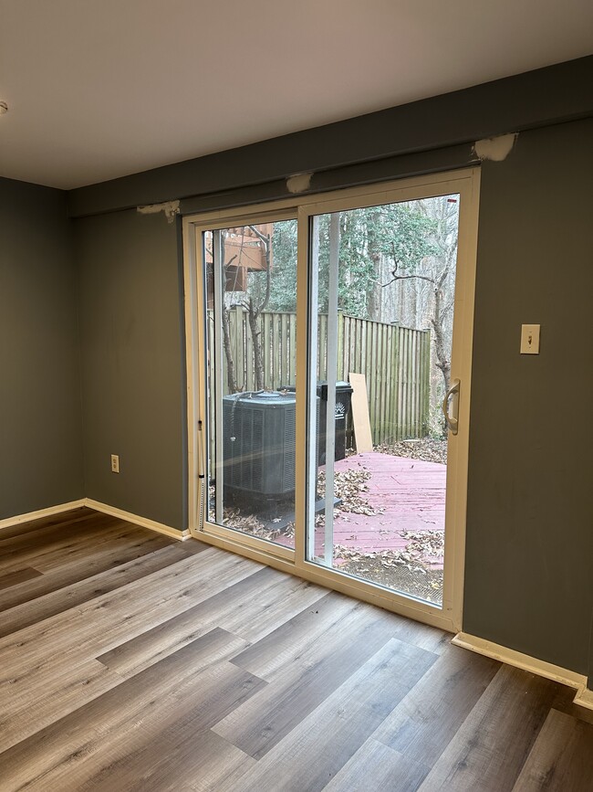 Building Photo - 8018 Grandview Ct