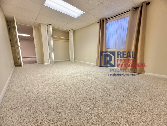 Building Photo - 4 bedroom 3 bathroom - 2 car garage -This ...