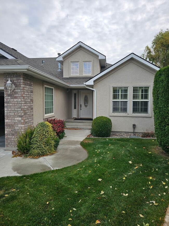 Building Photo - Townhouse located near Canyon Rim Parkway ...