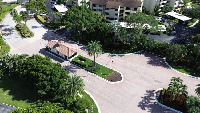 Building Photo - 130 Lakeshore Dr