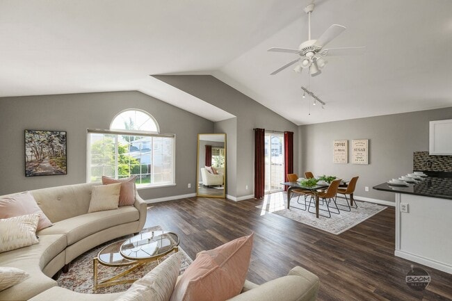 Building Photo - MUST SEE! | 4 BEDROOM 2.5 BATHROOM HOUSE |...