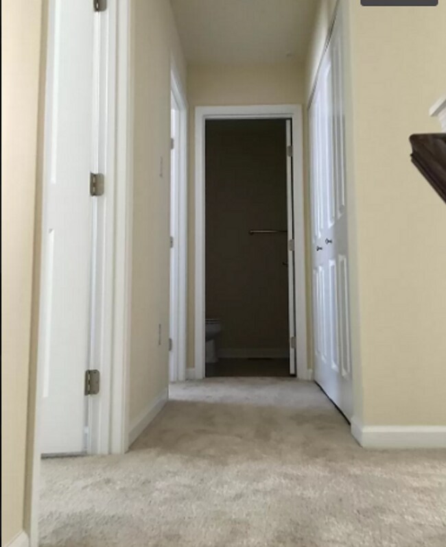 Building Photo - Gorgeous 3 BD/ 2.5 BA Townhouse Available ...