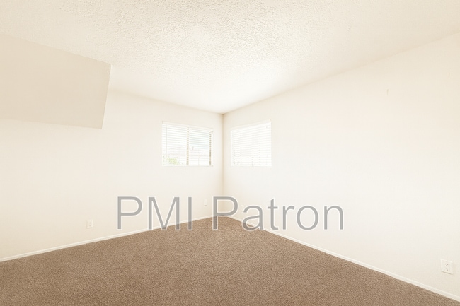 Building Photo - 10784 Pine St