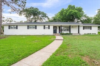 Building Photo - 3/3 in Woodway Elementary area