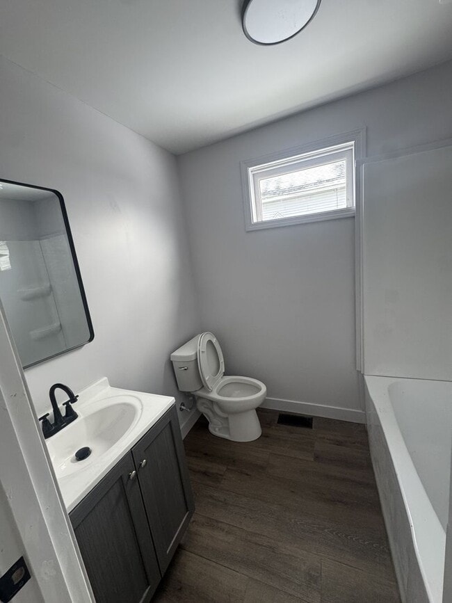 Building Photo - Welcome to this spacious 3-bedroom, 1-bathroom home located in the heart of Washington Courthouse...