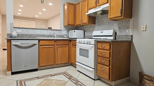 Building Photo - 151 N Waters Edge Dr