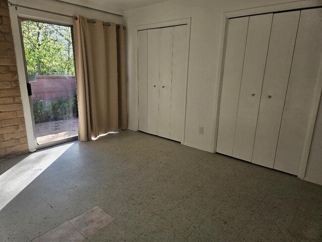 Building Photo - 410 E 9th St