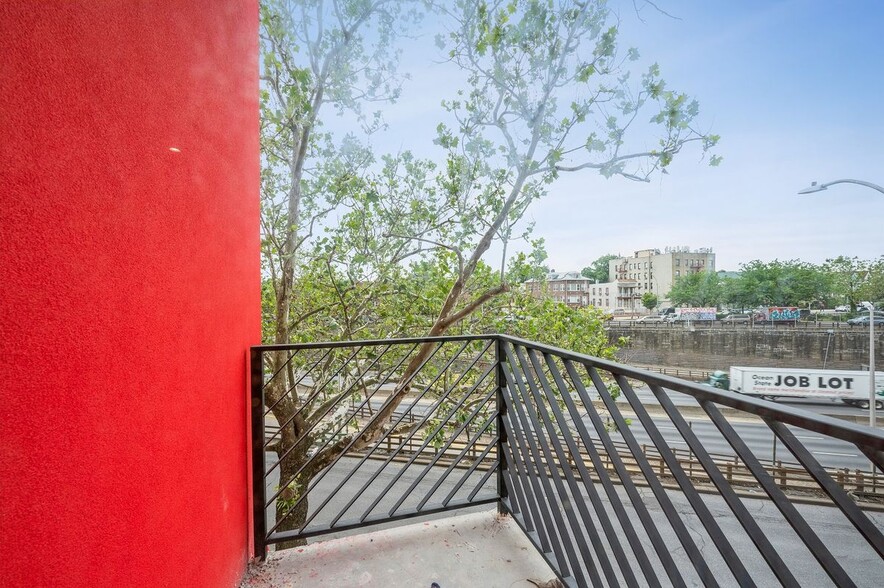 Building Photo - 1847-1849 Cross bronx expy