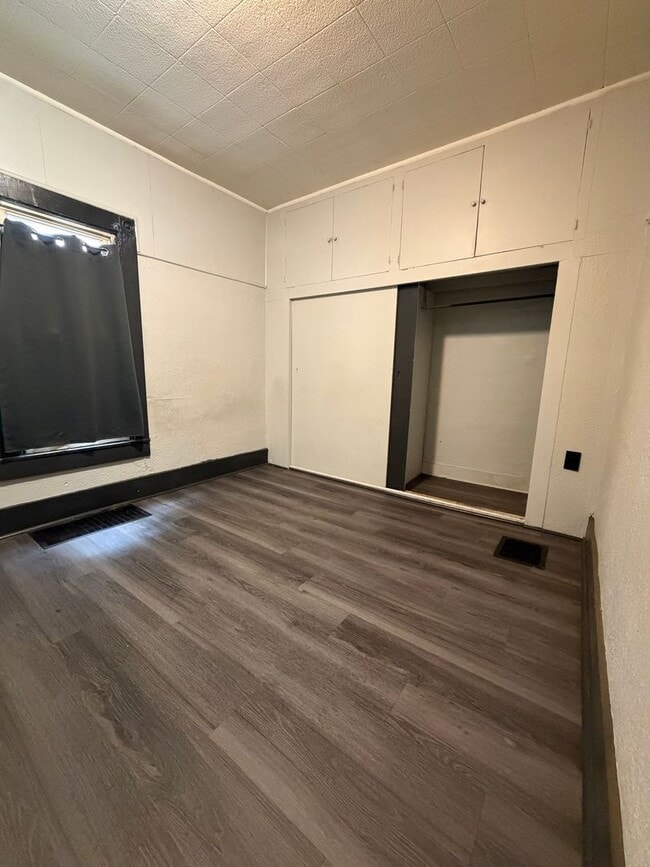 Building Photo - 3 Bed | 1 Bath Home for Rent in Alton – $1,300/Month