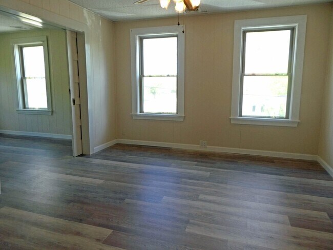 Building Photo - 14 Elm St