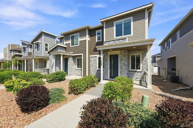 Building Photo - $2,495.95 - 3 Bed, 2.5 Bath Townhome in Aurora with Central AC and In Unit Laundry!