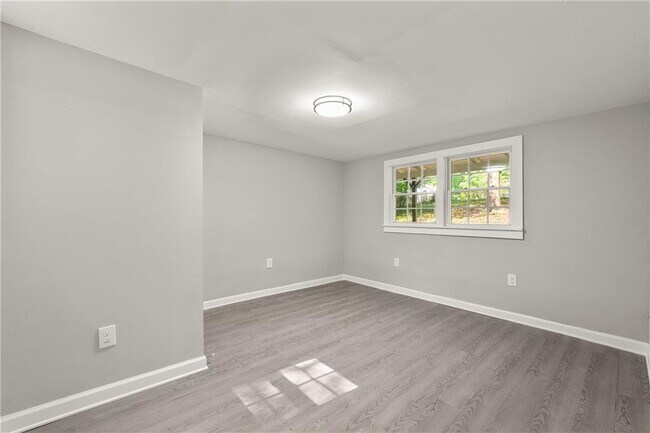 Building Photo - 5901 Ridge Dr SE