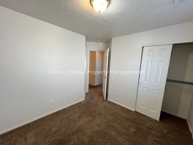 Building Photo - 3 bed, 2 bath house in fantastic location!