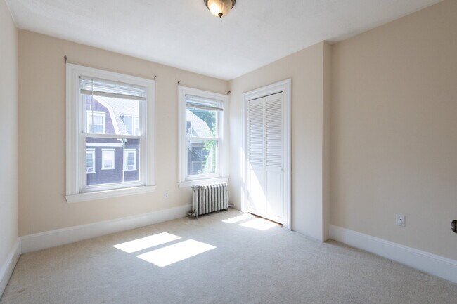 Building Photo - 1400 sf Fairmont Apartment with Washer/Dry...