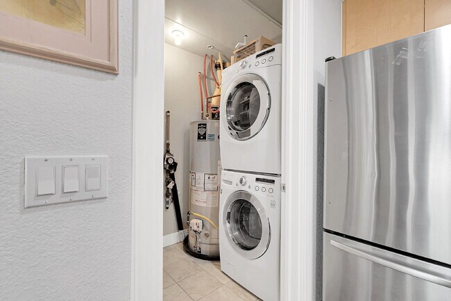 Building Photo - $2,395.00, Spacious Loft, 1.5 bath in Jeff...