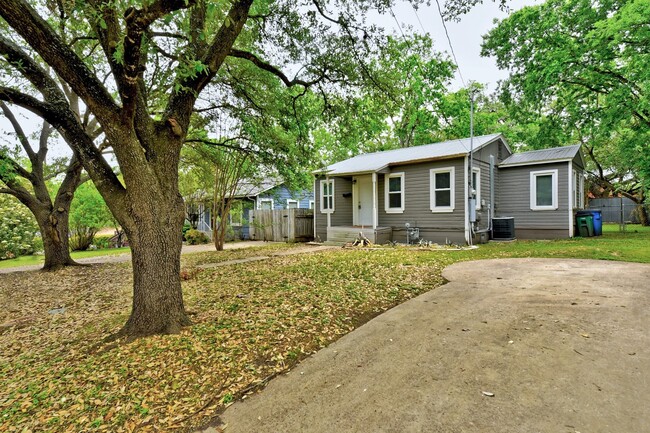 Building Photo - Two Bedroom Home near Downtown Austin