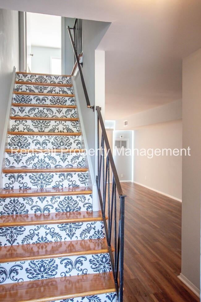Building Photo - Georgetown Condos!!