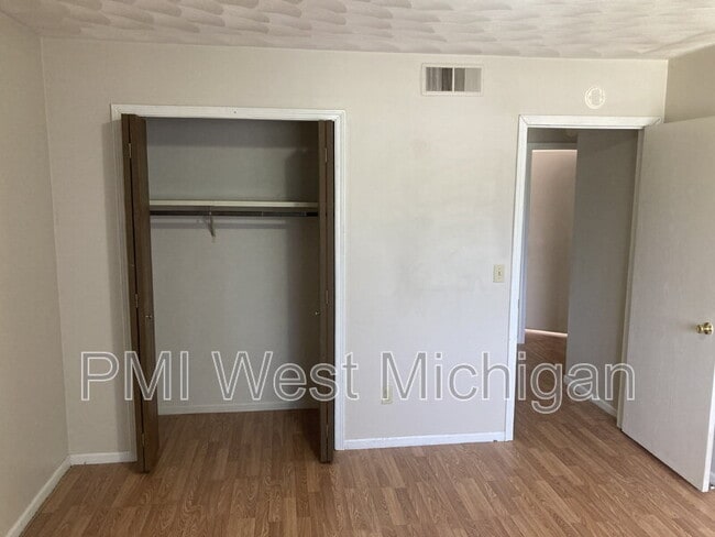 Building Photo - 214 Grand Manor Dr