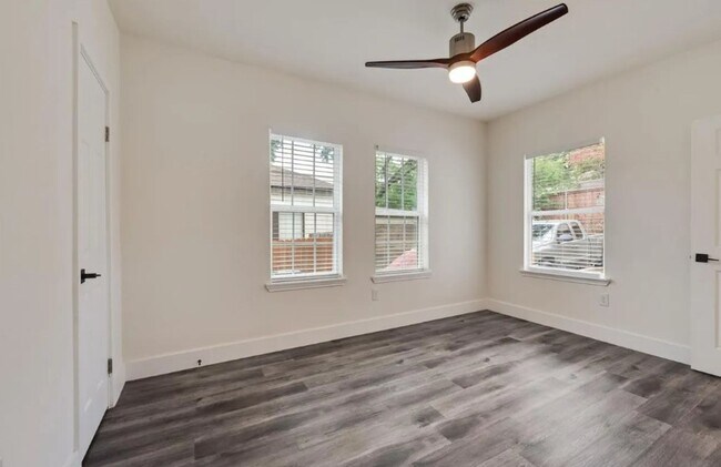 Building Photo - 447 W Clarendon Dr