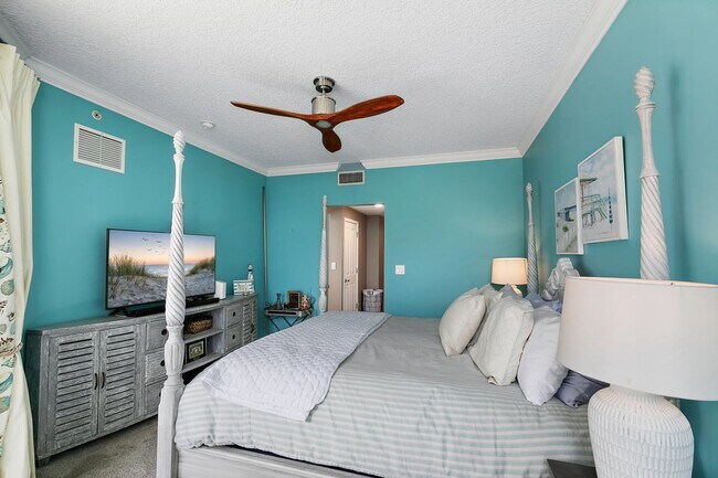 Building Photo - Remodeled Condo with Ocean Breezes!