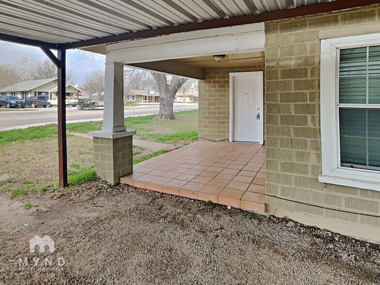 Building Photo - 320 N Main St