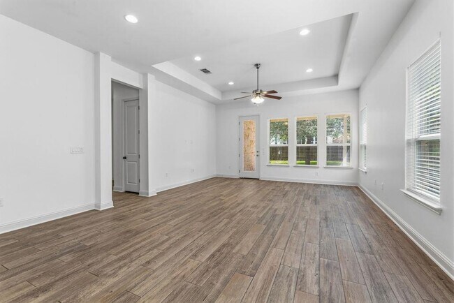 Building Photo - 5209 Mandevilla Dr