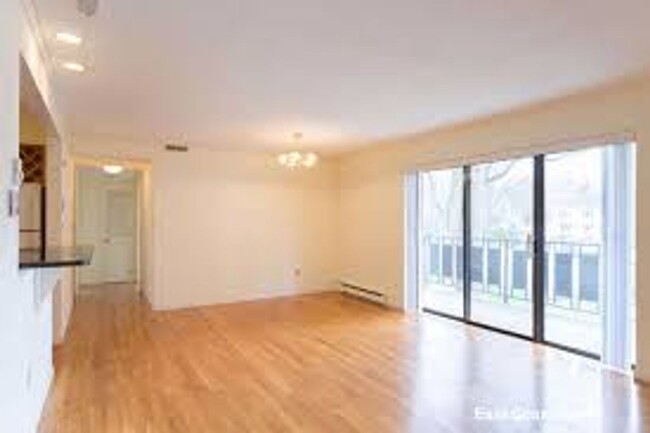 Building Photo - 2 bed. 2 Bathrooms in Chestnut Hill In-Uni...