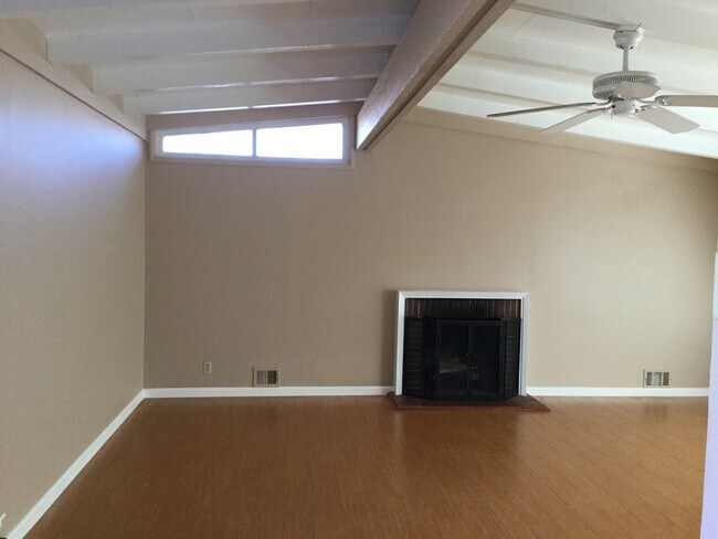 Building Photo - Pet Friendly Single Family Home for Rent in the Glenmoor Neighborhood!