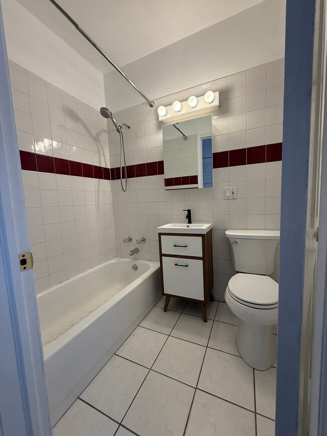 Building Photo - 1401 W Erie St