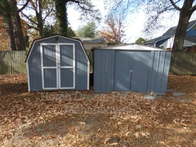 Building Photo - 930 Bryant Ave