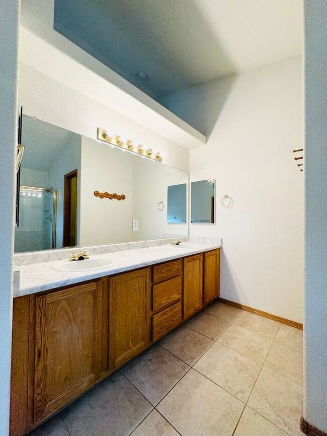 Building Photo - Gorgeous 5 Bedroom 3.5 Bath House with 3 c...