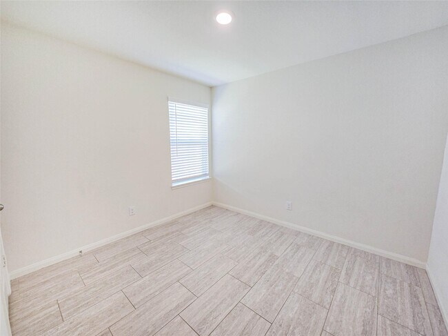 Building Photo - 332 Lone Mountain Dr