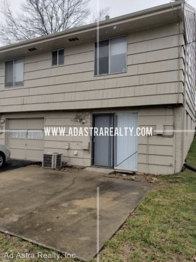 Building Photo - Awesome 2 Bedroom Duplex in Overland Park-Coming SOON!!