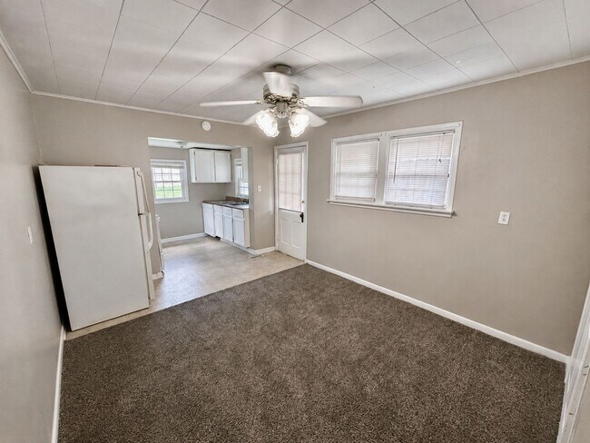 Building Photo - 627 Golfview Dr