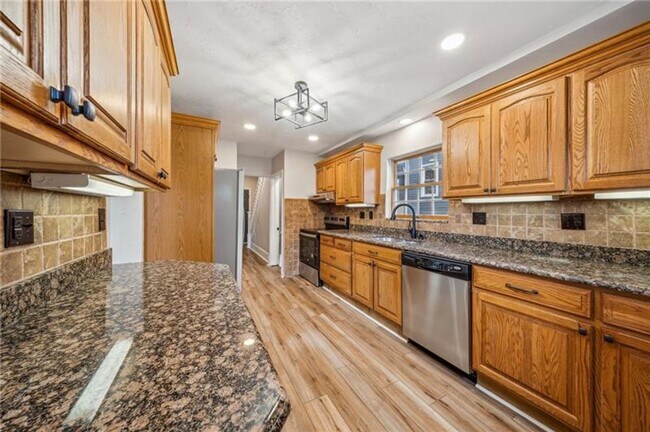 Building Photo - 3 bed/ 2 bath Single Family Home Manor, PA 15665