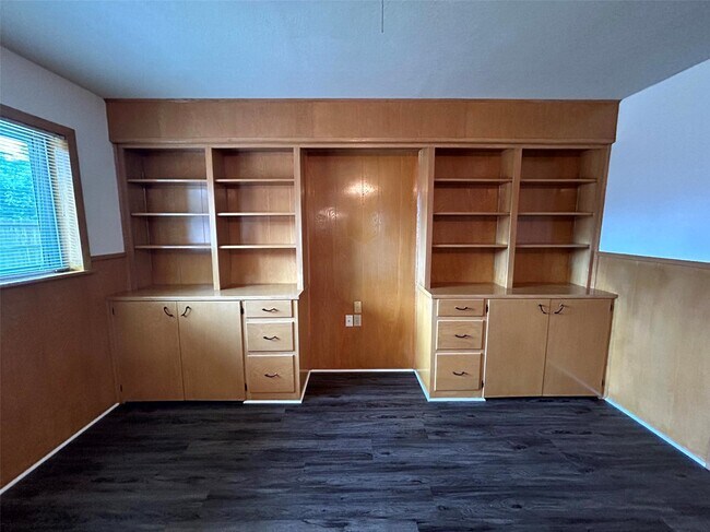 Building Photo - 1902 Gillette St