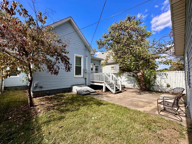 Building Photo - Charming 2 Bed / 1 Bath Home with Garage &...