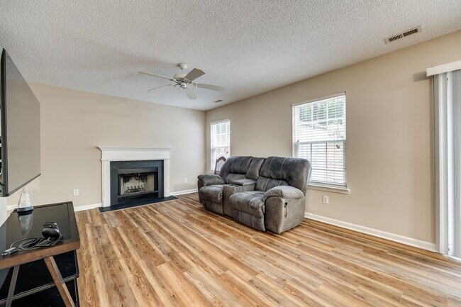 Building Photo - Beautiful, well maintained home in the hea...