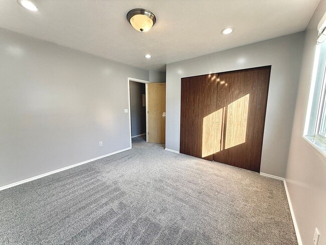 Building Photo - 3 Bedroom Townhome Available March 1