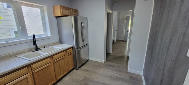 Building Photo - AVAILABLE JUNE 1ST - 2 Bed/ 1 Bath w/ Great Yard!