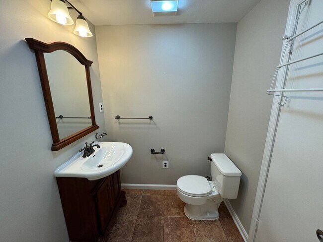 Building Photo - Fantastic 4 Bed 3.5 Bath Townhome With Sun...