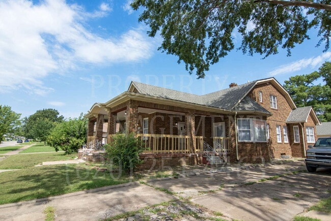 Building Photo - Spacious 4-Bedroom 2-Bathroom Home