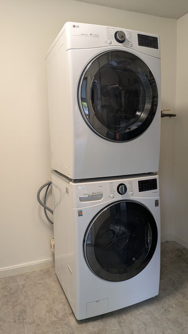 Building Photo - Spacious Three Bedroom Condo (CURRENTLY UNDER CONTRACT)